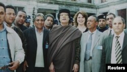 Муамар Кадафі (у цэнтры), архіўнае фота