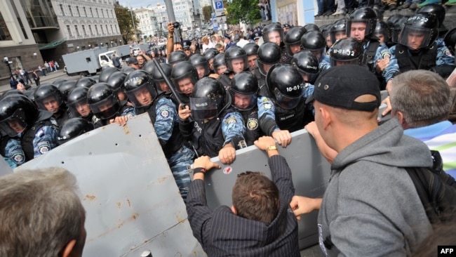 Прихильники різних опозиційних партій намагаються прорватися через кордони міліції під час акцій протесту у День Незалежності. Київ, 24 серпня 2011 року