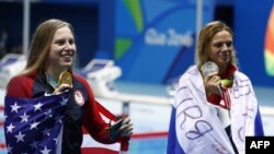 Amerikanja, Lilly King pozon me medalen e saj të artë afër ruses, Yulia Yefimova 