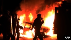 Протестующие в Фергюсоне поджигали здания, полицейские машины, били витрины и грабили магазины