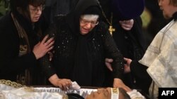 Мария - мать убитого посла России в Турции Андрея Карлова у гроба сына 
