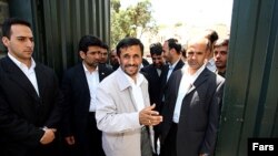  Iranian President Mahmoud Ahmadinejad in the entrance of Iran's presidential palace in Tehran on Wednesday, May 13, 2009