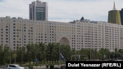 Вид на Дом министерств в городе Нур-Cултан.