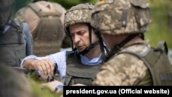 Украина президенті Владимир Зеленский қақтығыс аймағыда жүр. Луганск, 27 мамыр 2019 жыл. 
