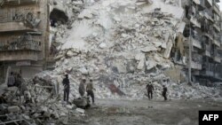 Добровольці розбирають завали на місці нового повітряного удару по «повстанській» частині Алеппо, 17 жовтня 2016 року