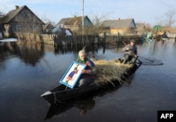 Муж з жонкай плывуць па вуліцы вёскі Верасьніца на Жыткавіччыне