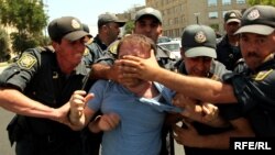 Arxiv foto: Bakıda müxalifət fəallarının keçirdiyi etiraz aksiyasında yaranan mənzərə. 