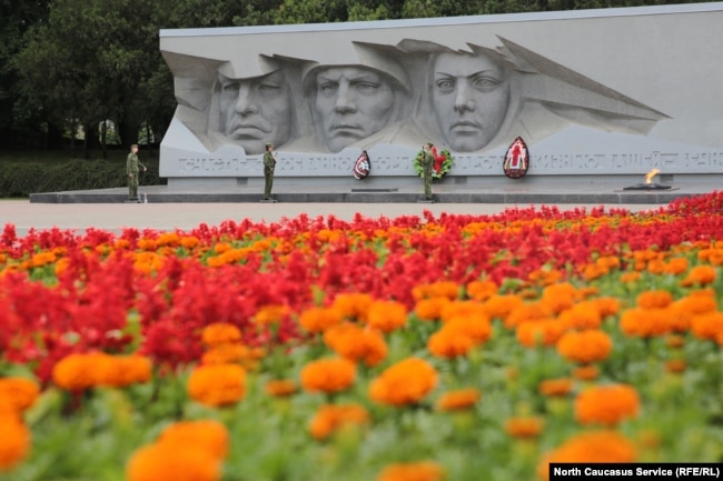 Вечный огонь в российском городе, иллюстративное фото