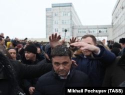 Губернатор Московской области Андрей Воробьев на встрече с протестующими жителями Волоколамска. 21 марта 2018 года