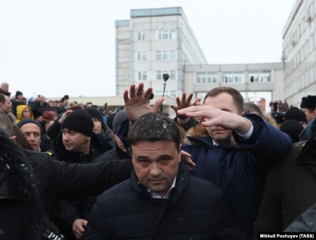 Губернатор Московской области Андрей Воробьев на встрече с протестующими жителями Волоколамска. 21 марта 2018 года