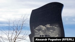 The tombstone of Vladimir Nikolayevich Galunenko shows a traveler setting off on a final journey.