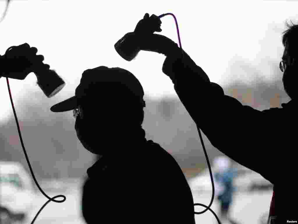 Japan - Mjerenje visine radioaktivnosti u evakuacijskom centru u Fukushimi, 30.03.2011. Foto: Reuters / Carlos Barria