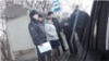 Сотрудники, приехавшие для изъятия агитационных листовок Навального в Кемерове 