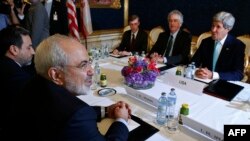 Ministrul de externe iranian Mohammad Javad Zarif (st.) la o întîlnire cu secretarul de stat american John Kerry (dr.) în cursul negocierilor de la Viena