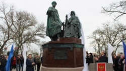 Пам'ятник «єдності і неподільності Криму і Росії» в Керчі