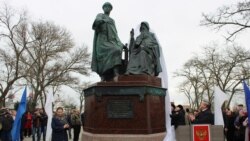 Памятник «единству и неделимости Крыма и России» в Керчи
