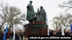 Памятник «единству и неделимости Крыма и России» в Керчи