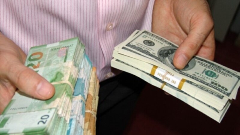 Türkmenistanda dollaryň 'gara bazardaky' nyrhy gysga wagtlyk 6 manada düşdi