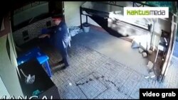 Фрагмент из видео о предполагаемой краже топора.