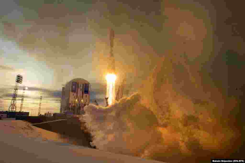 A Russian Soyuz rocket blasts off from the Vostochny Cosmodrome in Russia's eastern Amur region on November 28. (epa-EFE/Maxim Shipenkov)