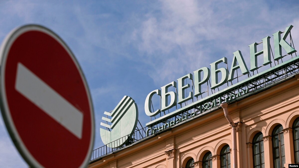 Отделения банков в Крыму лучше обходить десятой дорожкой Отделения банков в Крыму лучше обходить десятой дорожкой