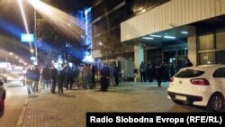Приврзаници на ВМРО-ДПМНЕ се собираат пред седиштето на ДИК во Скопје