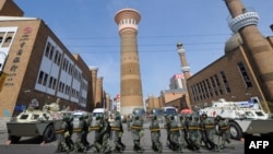 Вооруженные полицейские стоят возле мечети в Урумчи, столицы Синьцзян-Уйгурского автономного округа. 10 июля 2009 года. Иллюстративное фото.