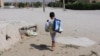 Dečak nosi namirnice u Balkanabatu. Usred ekonomske krize i produbljivanja siromaštva u Turkmenistanu, širom zemlje je sve više anegdotskih izveštaja o provalama, pljačkama i krađama iz prodavnica.