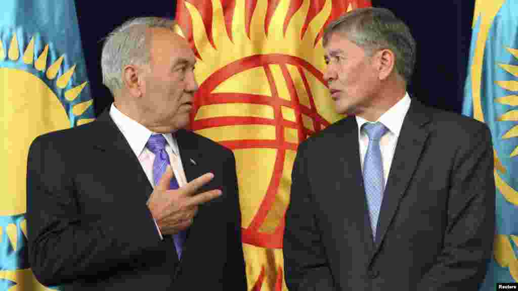 Нурсултан Назарбаев и Алмазбек Атамбаев (справа) на встрече в Бишкеке. 22 августа 2012 года.