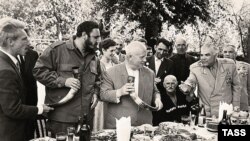 Фидель Кастро (сол жақтан екінші) мен Совет одағы басшысы Никита Хрущев (ортада) Абхазияда. СССР, 20 мамыр 1963 жыл.