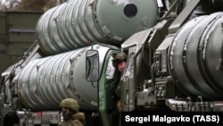 Un sistem de rachete sol-aer S-400 amplasat la granița actuală cu Ucraina, în Crimea, noiembrie 2018