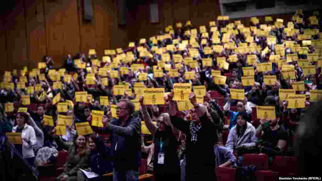 Kyivdeki Docudays UA festivalinde Qırım rejissörı Oleg Sentsovğa qol tutuv tedbiri