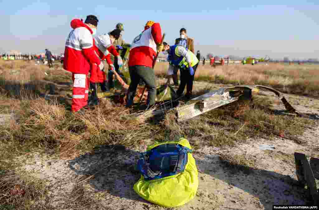 Pamje të rënda: Ekipet e shpëtimit gjejnë një trup të pajetë. Agjencia e lajmeve iraniane, ISNA, tha se dhjetë ambulanca janë dërguar në vendin e ngjarjes, por sipas raportimeve, asnjë nga pasagjerët nuk i ka mbijetuar pas rrëzimit të avionit. &nbsp;