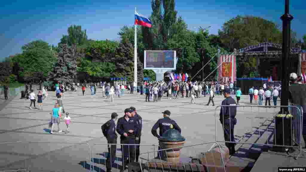 Российские власти Керчи из-за проведения концерта запретили продажу алкоголя магазинам, работающим возле площади Ленина