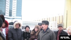 "Желтоқсан ақиқаты" қозғалысының мүшелері парламент алдына барды Астана. 2 желтоқсан, 2009 жыл. 