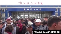 Tajiks hoping to leave for seasonal work in Russia gather outside Tajik railways in Dushanbe on March 17.
