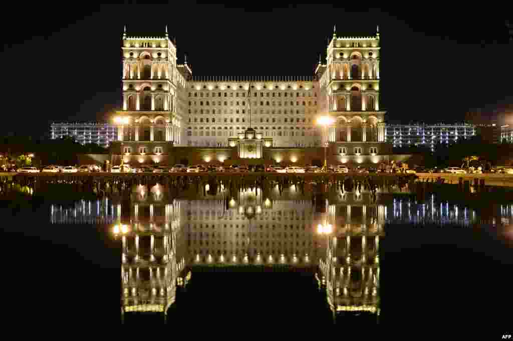 Дом правительства в центре Баку