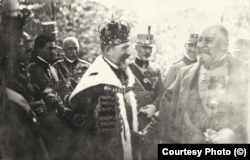 Regele Ferdinand și generalul francez Henri Berthelot, deveniți prieteni pe viață în zilele crâncene ale primului război mondial, râd într-un moment de respiro după Încoronarea de la Alba Iulia din 15 octombrie 1922. Arhivele Naționale.