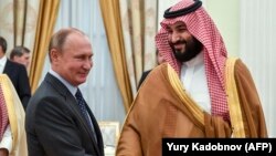 Russian President Vladimir Putin (left) and Saudi Crown Prince Muhammad bin Salman at the Kremlin.