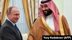 Vladimir Putin (solda) və vəliəhd şahzadə Muhammed bin Salman ötən iyunda Moskvada görüşmüşdülər