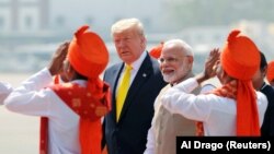 Президент США Дональд Трамп, по его левую руку — премьер-министр Индии Нарендра Моди, на церемонии приветствия в аэропорту. Ахмедабад, 24 февраля 2020 года.