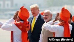 Президент США Дональд Трамп с премьером Индии Нарендрой Моди в международном аэропорту имени Сардара Валлабхай Пателя в Ахмадабаде