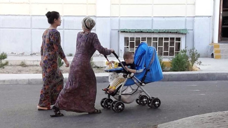 Gender deňligi ýygnaklarynyň fonunda çagaly eneleriň 'güzerany kynlaşýar'