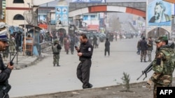 Polisiýanyň ýörite howpsuzlyk güýçleri hüjümiň guralan ýerine gözegçilik edýär. Kabul, 6-njy mart, 2020.