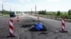 Воронка на Антонівському мосту в Херсоні через річку Дніпро, спричинена, як повідомляють, ударом ЗСУ. Херсон, 21 липня 2022 року