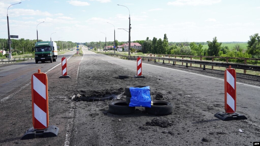 Воронка на Антонівському мосту в Херсоні через річку Дніпро, спричинена, як повідомляють, ударом ЗСУ. Херсон, 21 липня 2022 року