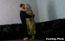 Кадр любительской видеозаписи, показывающей сексуальное домогательство со стороны муллы в Таджикистане во время "лечения". Иллюстративное фото.