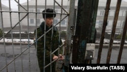 Охранител на затвора в една от "изправителните колонии", които са под контрола на подкрепяните от Русия сепаратисти в Източна Украйна