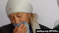 Зерик Тауасарова, мать погибшего в столкновениях на станции Шетпе Торебека Толегенова. Село Шетпе, 22 декабря 2011 года.