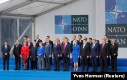 Лідери НАТО позують для сімейного фото на початку саміту НАТО в Брюсселі, 11 липня 2018 року